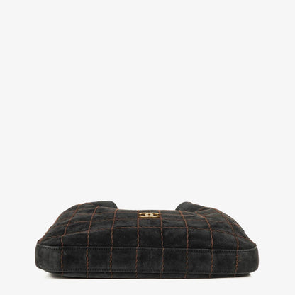 Chanel Chocolate Bar Kordelzug-Tote aus schwarzem gestepptem Wildleder