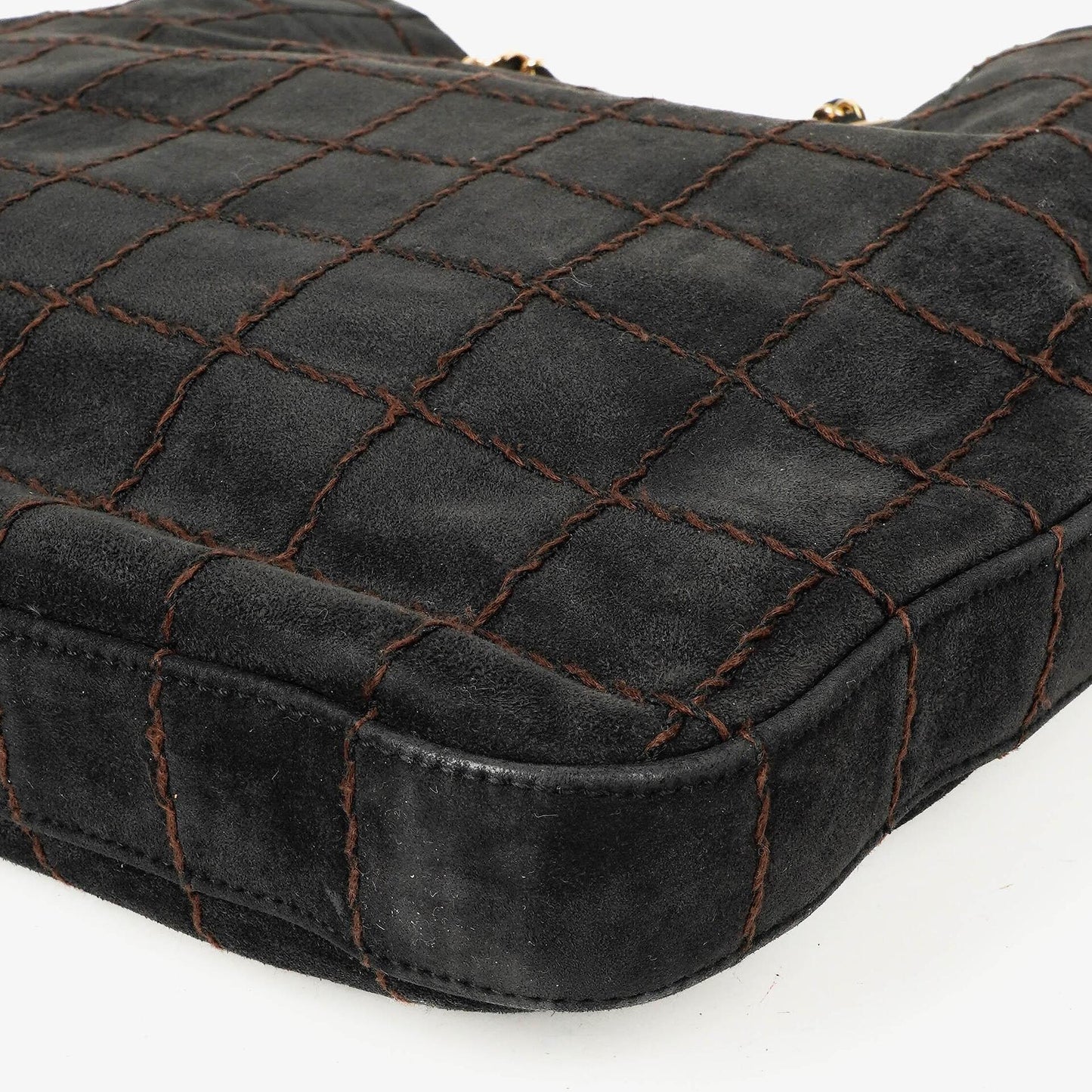 Chanel Chocolate Bar Kordelzug-Tote aus schwarzem gestepptem Wildleder