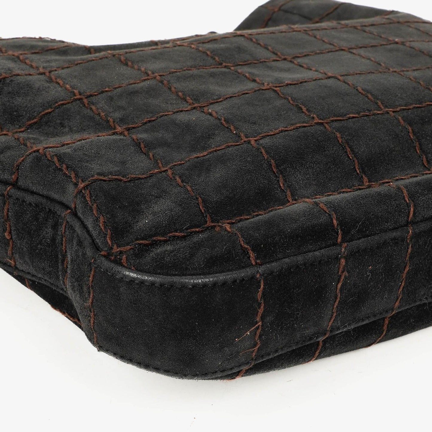 Chanel Chocolate Bar Kordelzug-Tote aus schwarzem gestepptem Wildleder