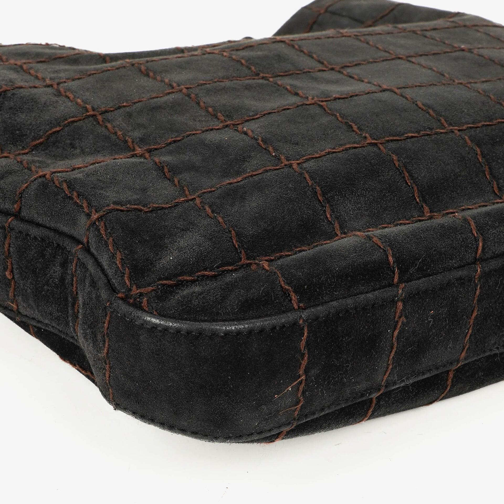 Chanel Chocolate Bar Kordelzug-Tote aus schwarzem gestepptem Wildleder