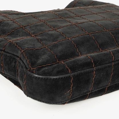 Chanel Chocolate Bar Kordelzug-Tote aus schwarzem gestepptem Wildleder