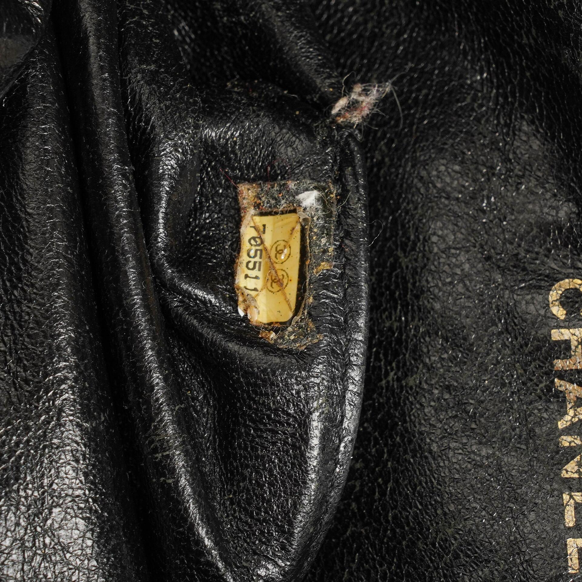 Chanel Chocolate Bar Kordelzug-Tote aus schwarzem gestepptem Wildleder