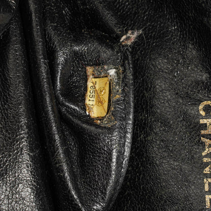 Chanel Chocolate Bar Kordelzug-Tote aus schwarzem gestepptem Wildleder