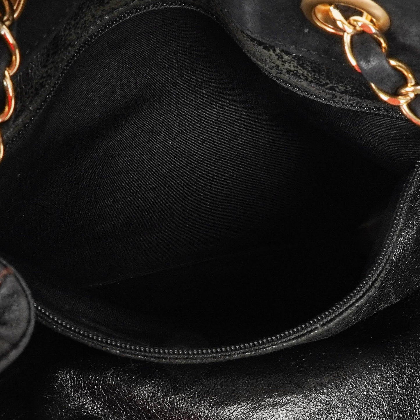 Chanel Chocolate Bar Kordelzug-Tote aus schwarzem gestepptem Wildleder