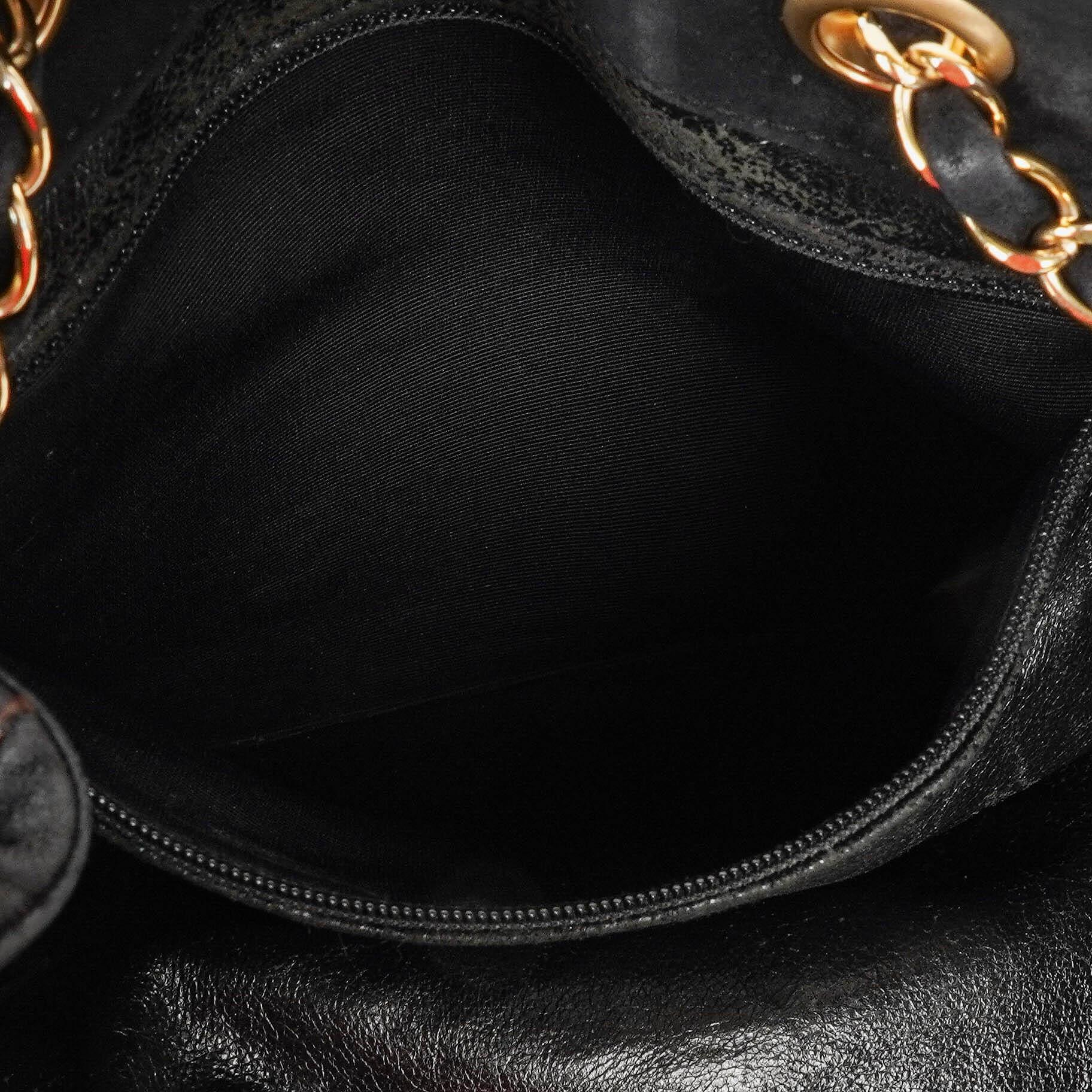 Chanel Chocolate Bar Kordelzug-Tote aus schwarzem gestepptem Wildleder