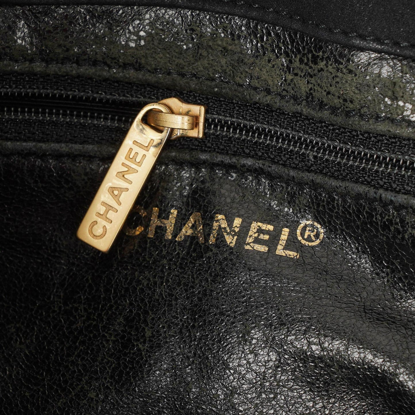 Chanel Chocolate Bar Kordelzug-Tote aus schwarzem gestepptem Wildleder