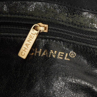Chanel Chocolate Bar Kordelzug-Tote aus schwarzem gestepptem Wildleder
