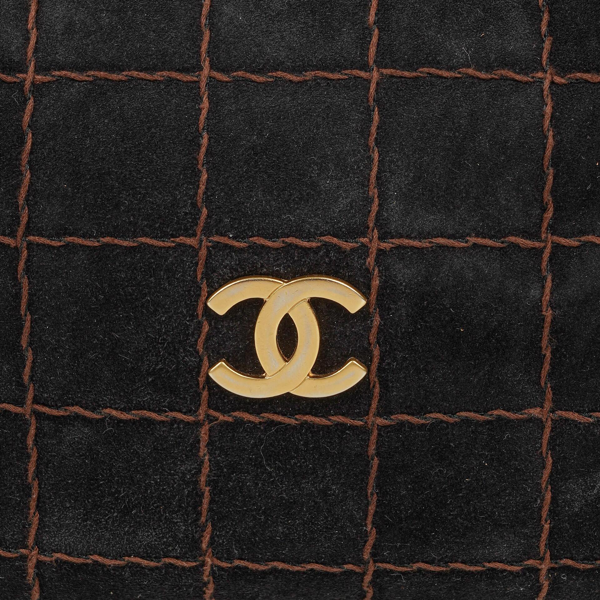 Chanel Chocolate Bar Kordelzug-Tote aus schwarzem gestepptem Wildleder
