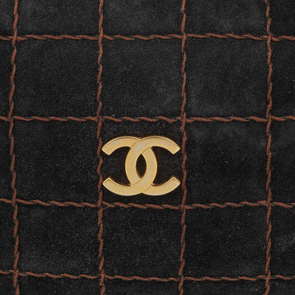 Chanel Chocolate Bar Kordelzug-Tote aus schwarzem gestepptem Wildleder