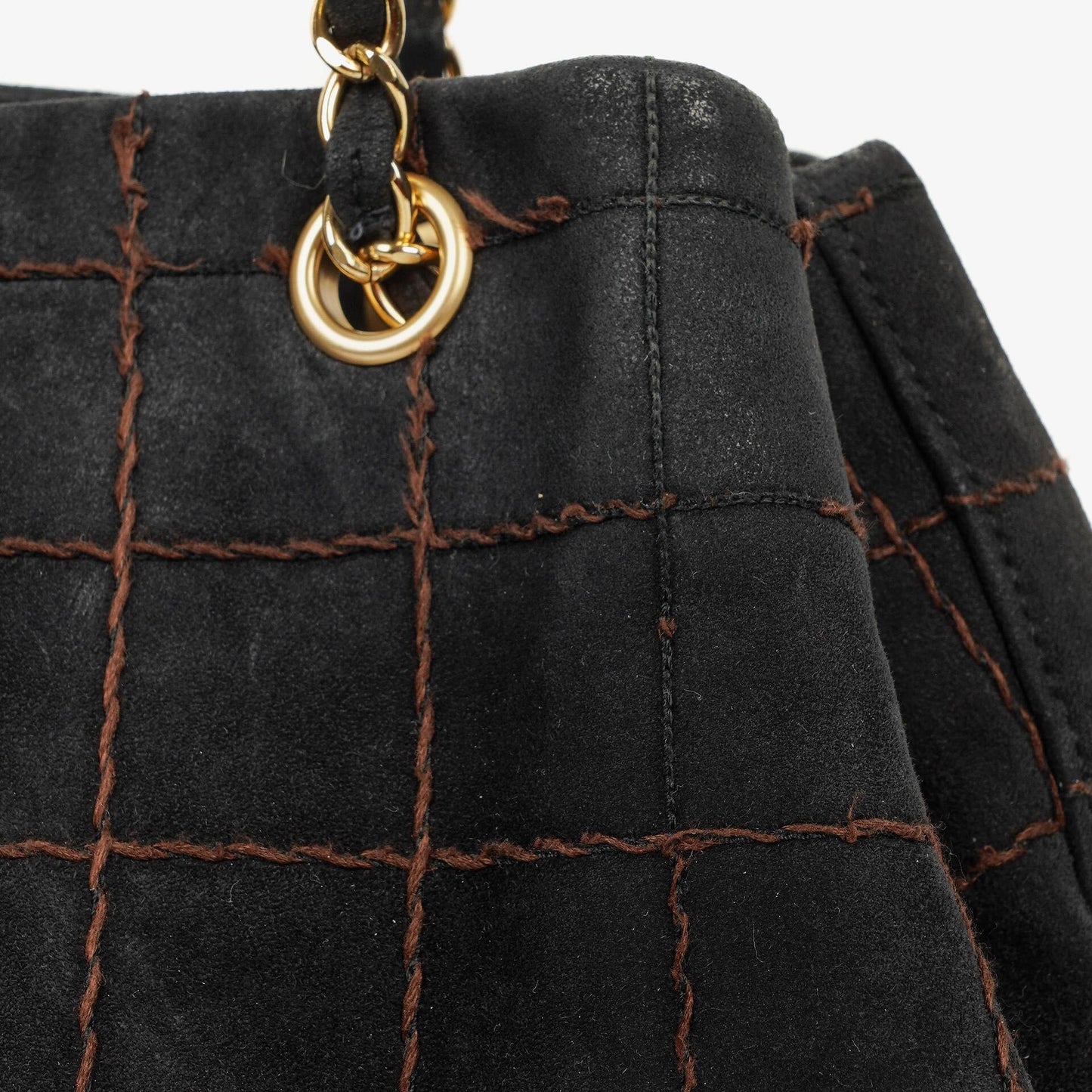Chanel Chocolate Bar Kordelzug-Tote aus schwarzem gestepptem Wildleder