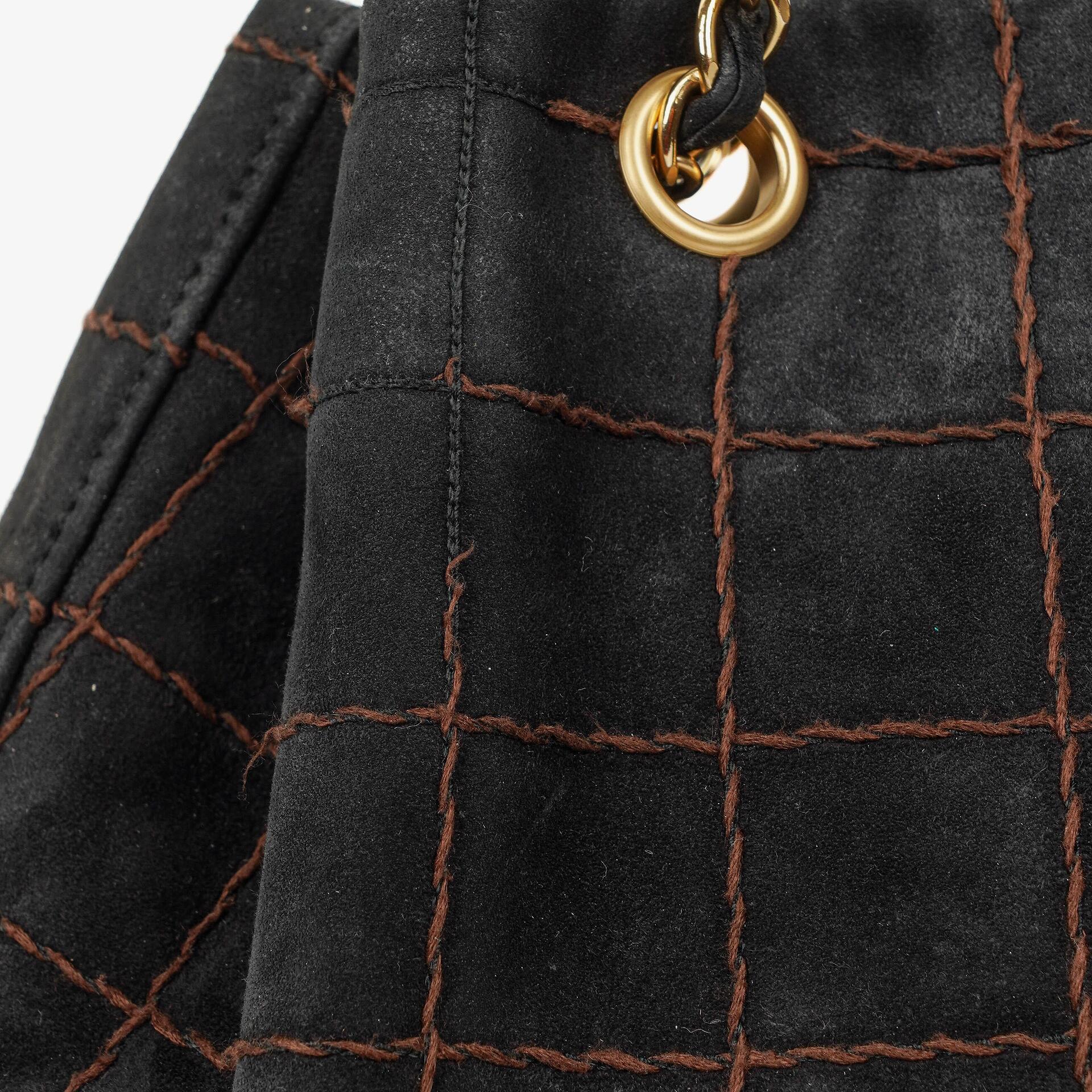 Chanel Chocolate Bar Kordelzug-Tote aus schwarzem gestepptem Wildleder