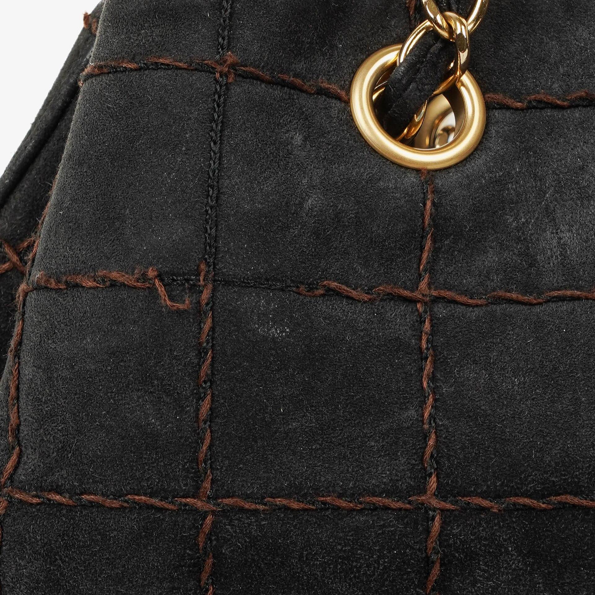 Chanel Chocolate Bar Kordelzug-Tote aus schwarzem gestepptem Wildleder