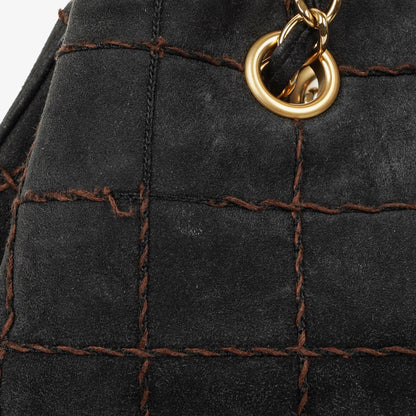 Chanel Chocolate Bar Kordelzug-Tote aus schwarzem gestepptem Wildleder