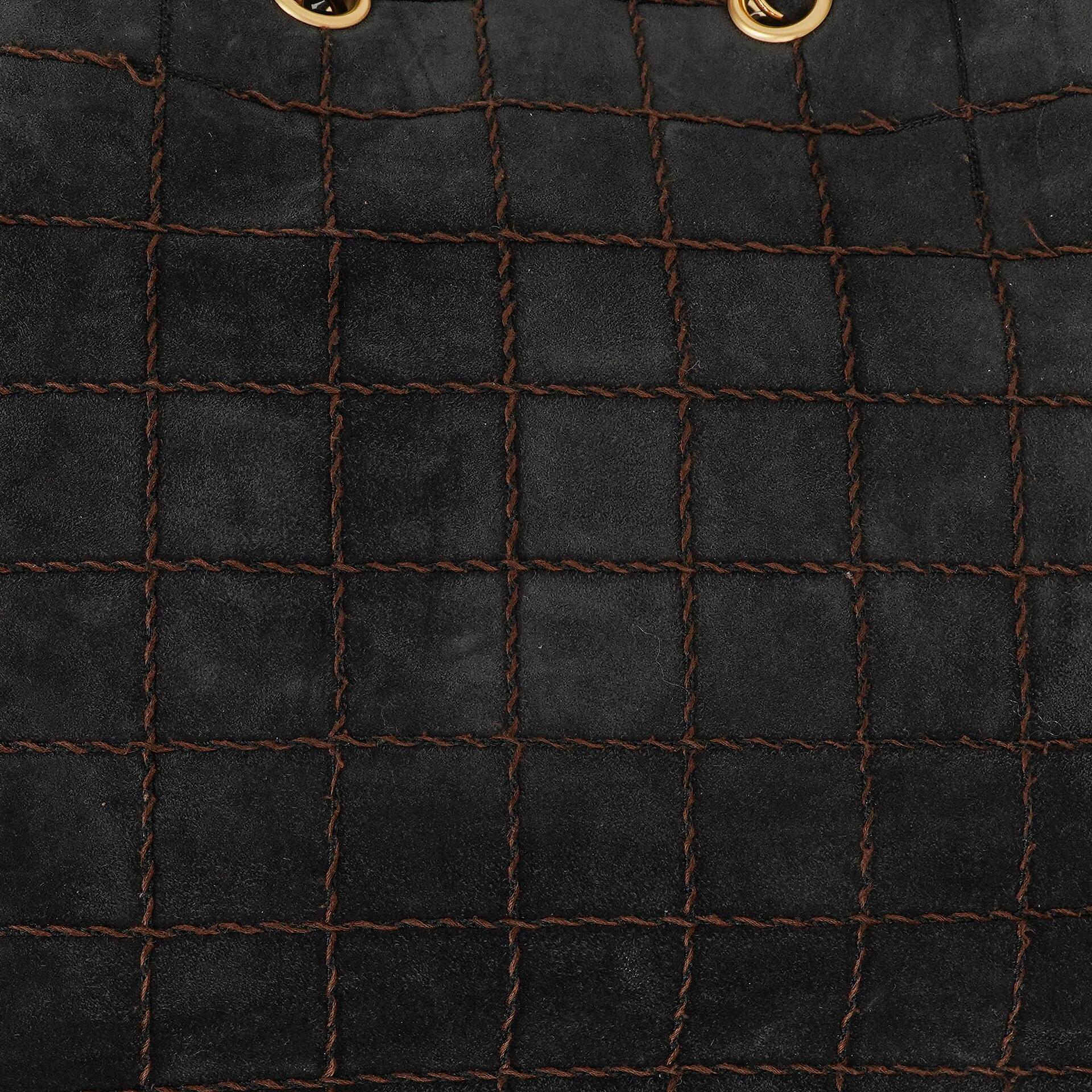Chanel Chocolate Bar Kordelzug-Tote aus schwarzem gestepptem Wildleder