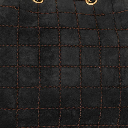 Chanel Chocolate Bar Kordelzug-Tote aus schwarzem gestepptem Wildleder
