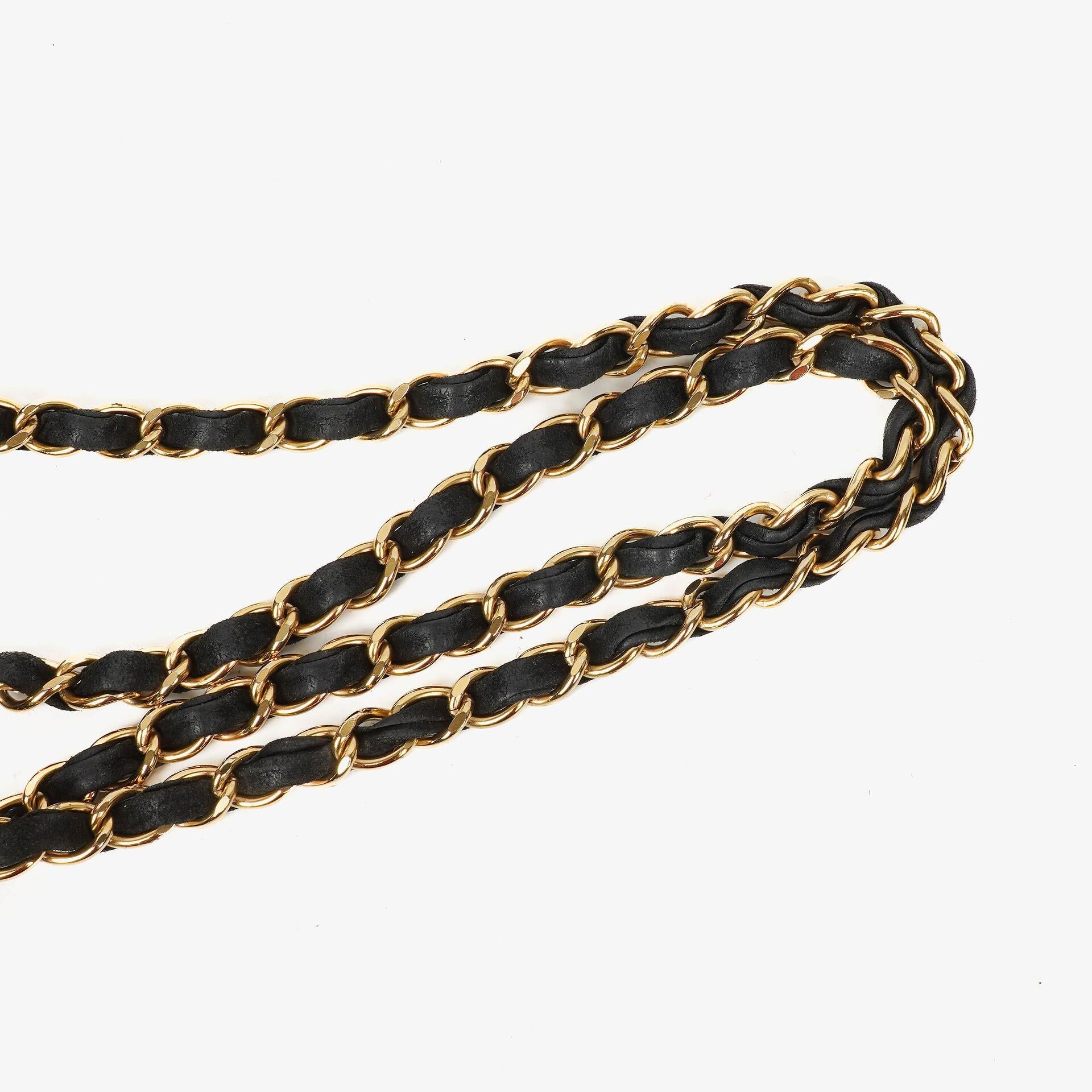 Chanel Chocolate Bar Kordelzug-Tote aus schwarzem gestepptem Wildleder