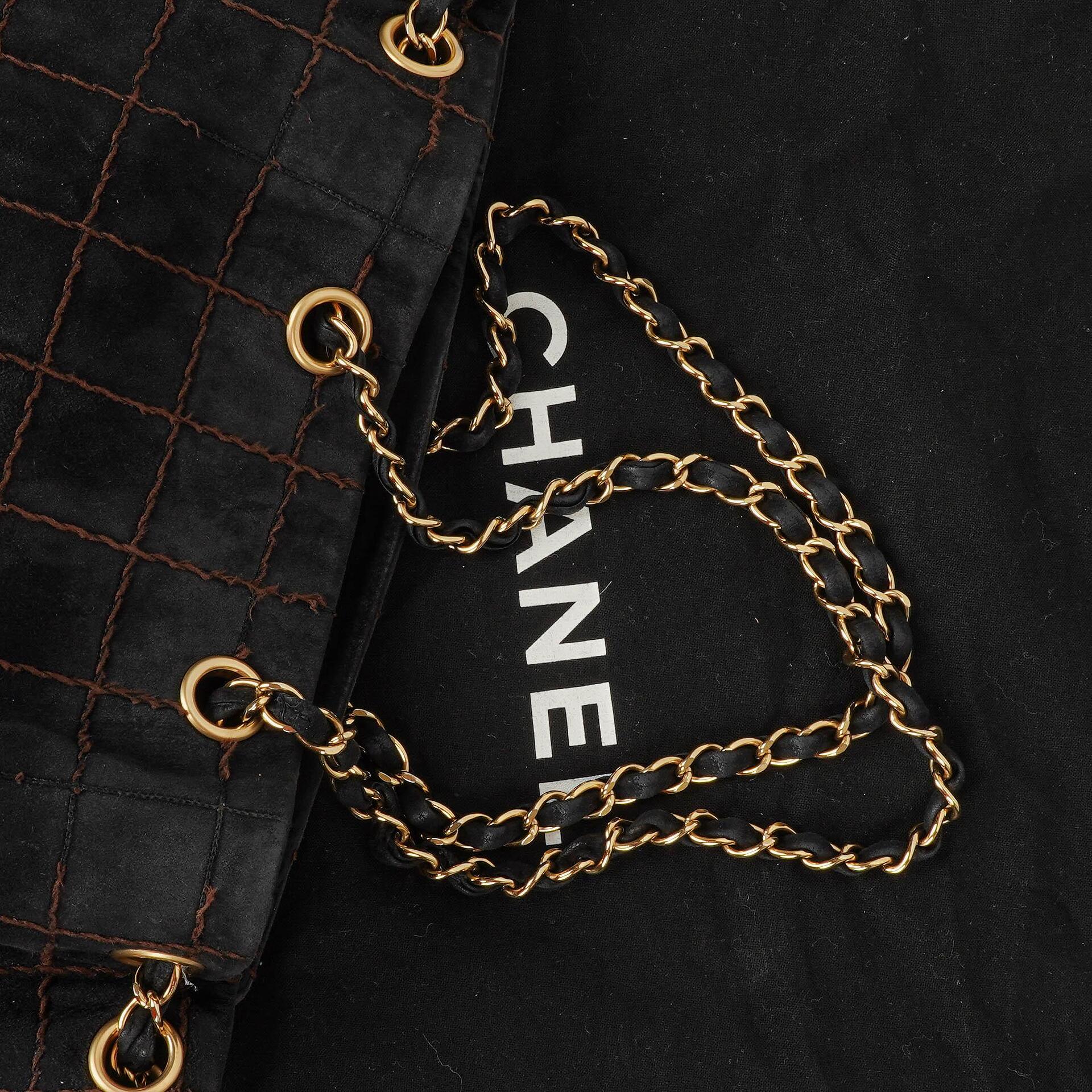 Chanel Chocolate Bar Kordelzug-Tote aus schwarzem gestepptem Wildleder
