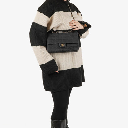 Chanel Travel Line Chocolate Bar Single Flap Tasche in Schwarz