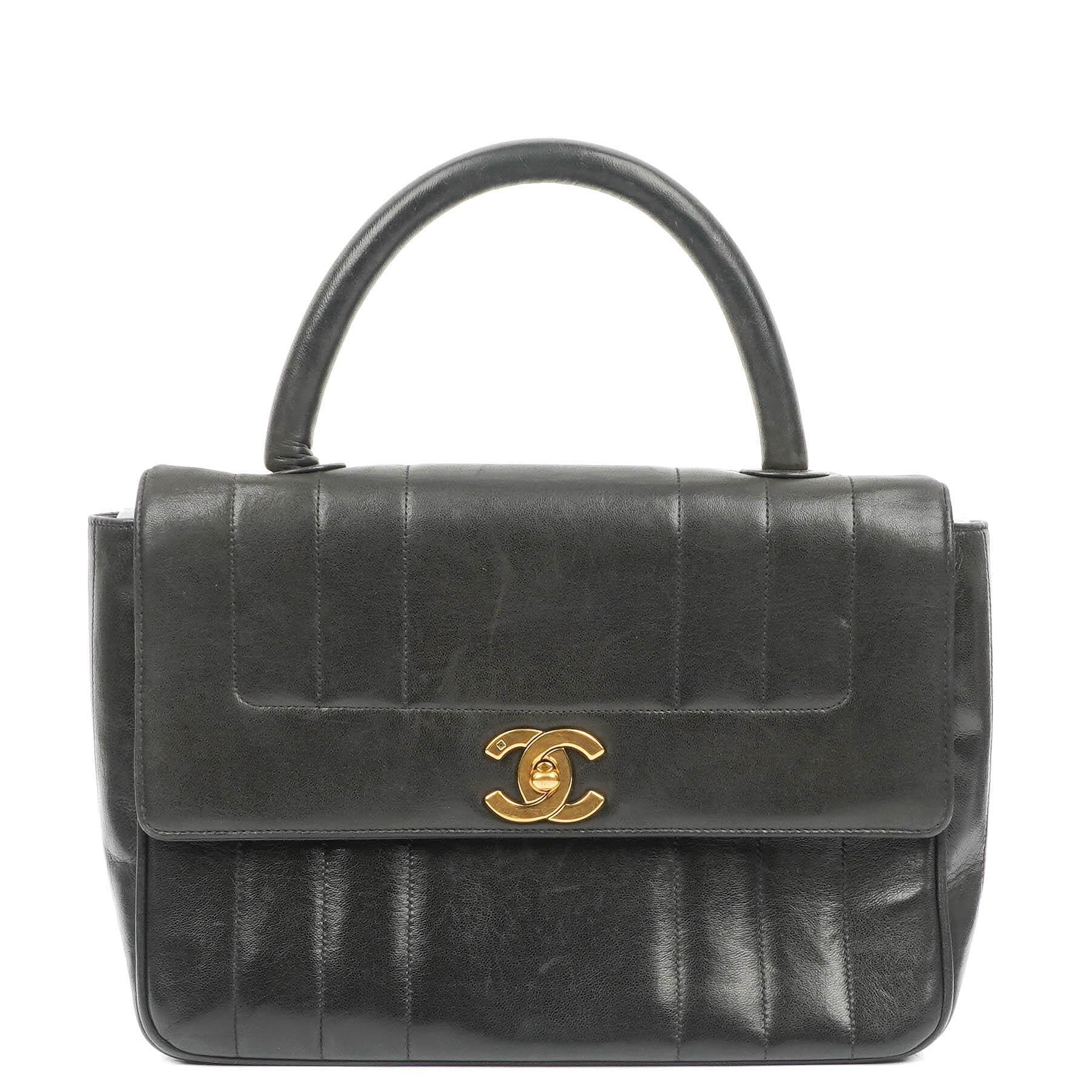 Chanel Kelly Flap Tasche aus schwarzem vertikal gestepptem Lammleder