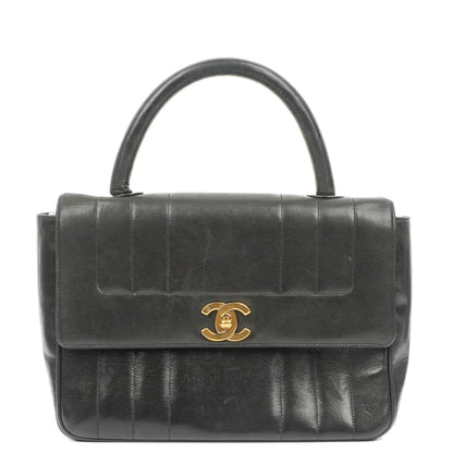 Chanel Kelly Flap Tasche aus schwarzem vertikal gestepptem Lammleder