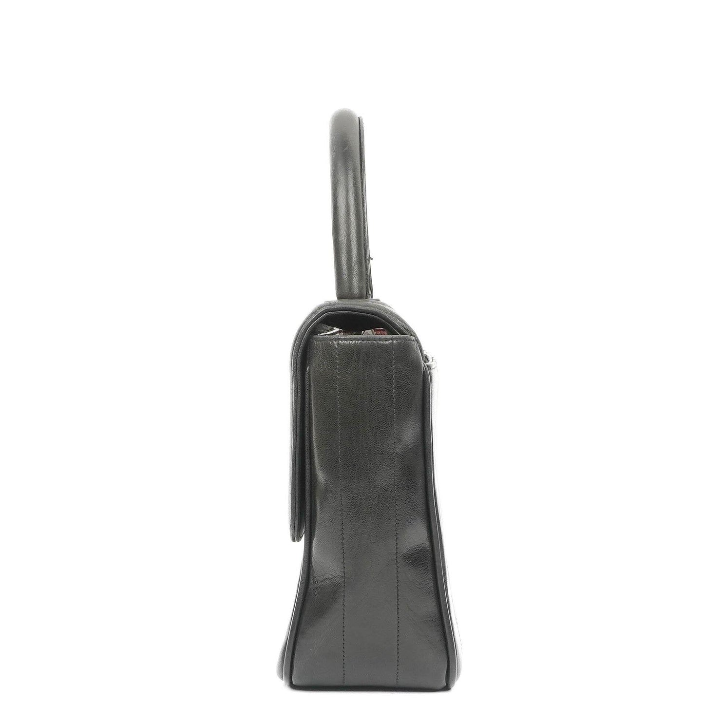 Chanel Kelly Flap Tasche aus schwarzem vertikal gestepptem Lammleder