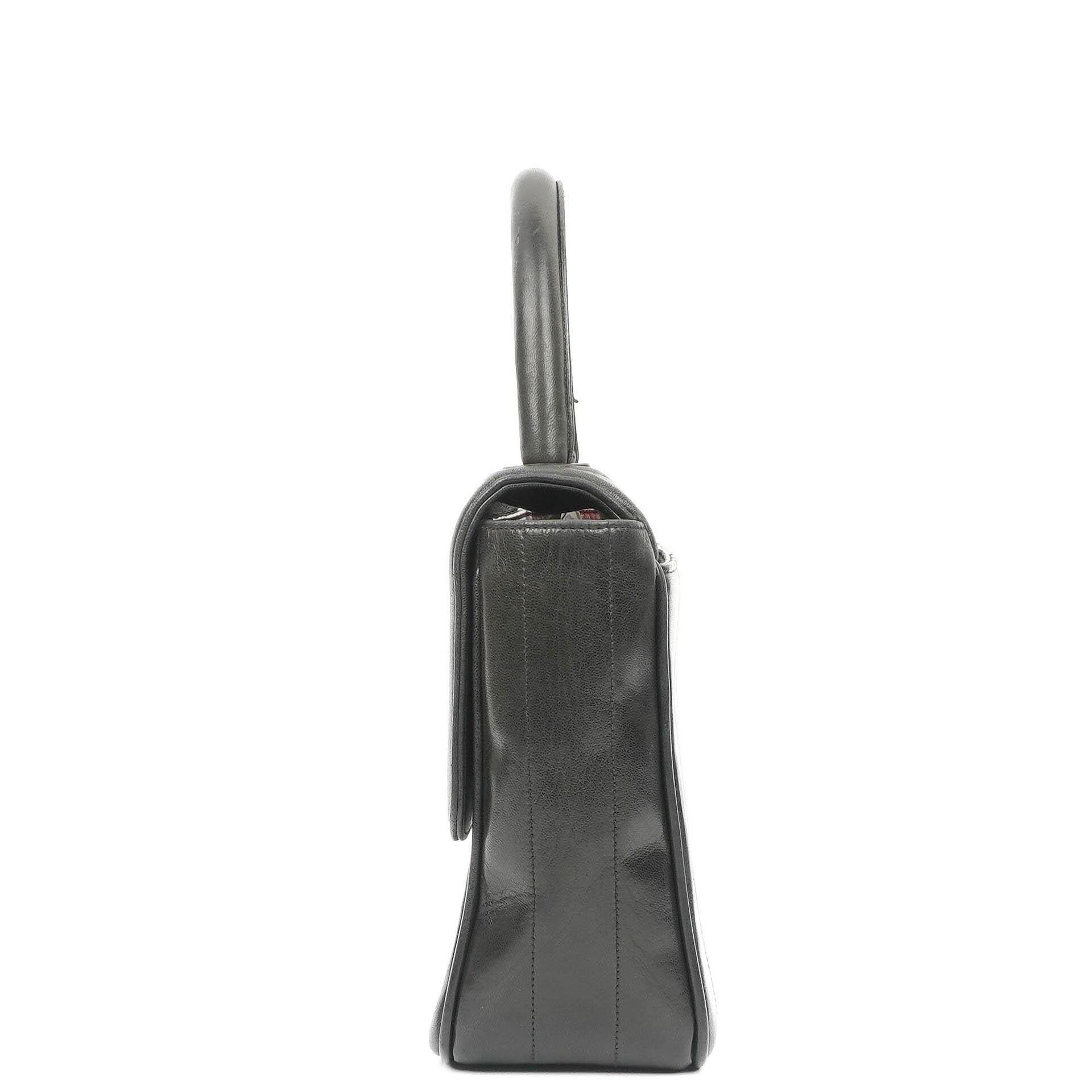 Chanel Kelly Flap Tasche aus schwarzem vertikal gestepptem Lammleder