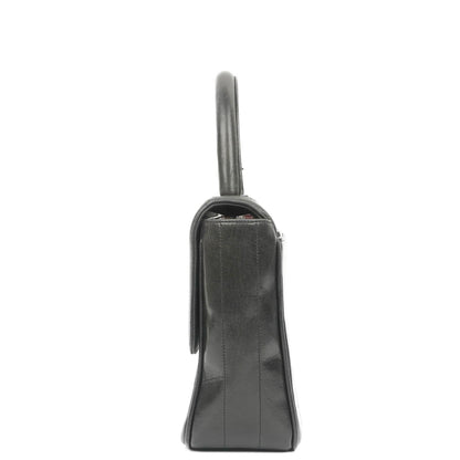 Chanel Kelly Flap Tasche aus schwarzem vertikal gestepptem Lammleder