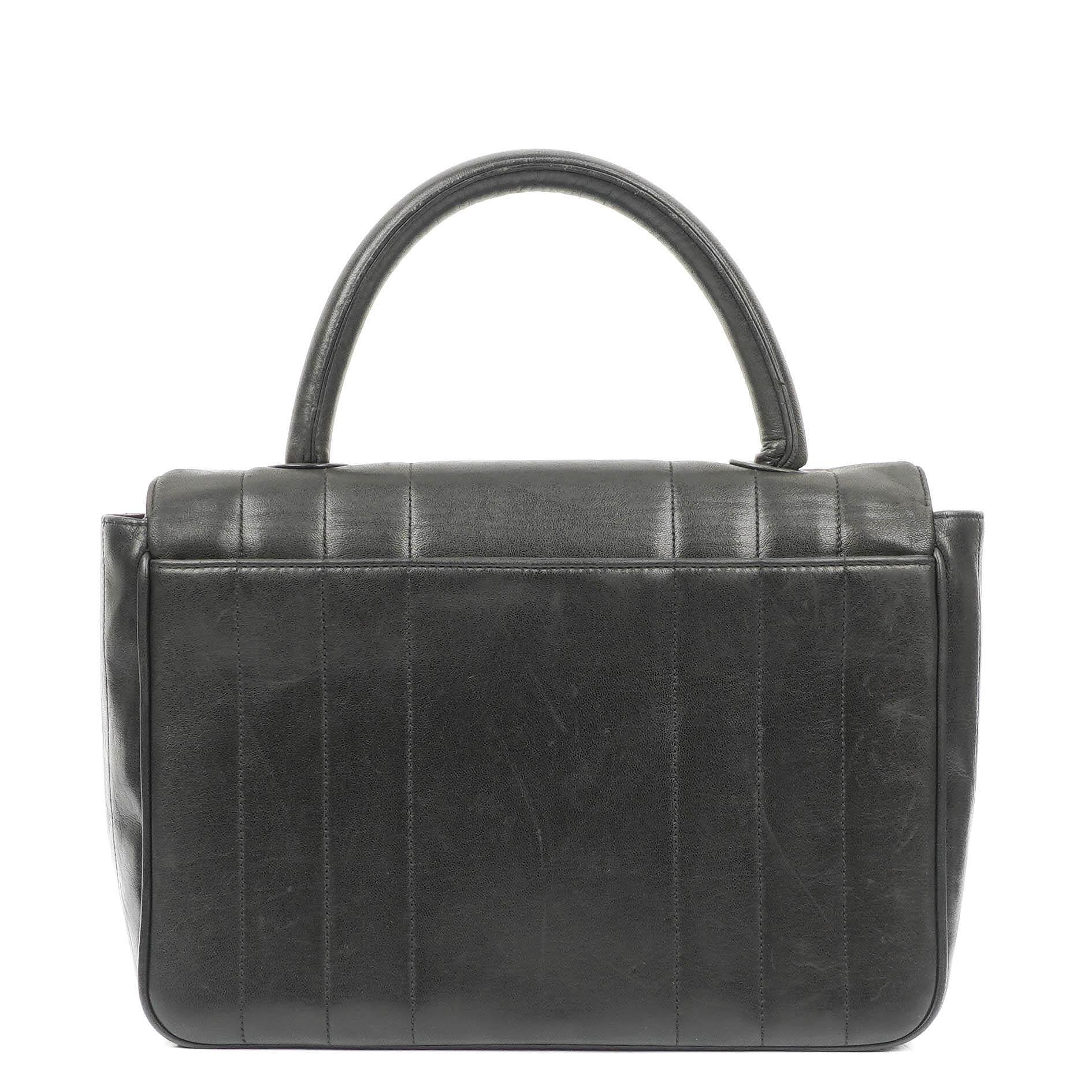 Chanel Kelly Flap Tasche aus schwarzem vertikal gestepptem Lammleder