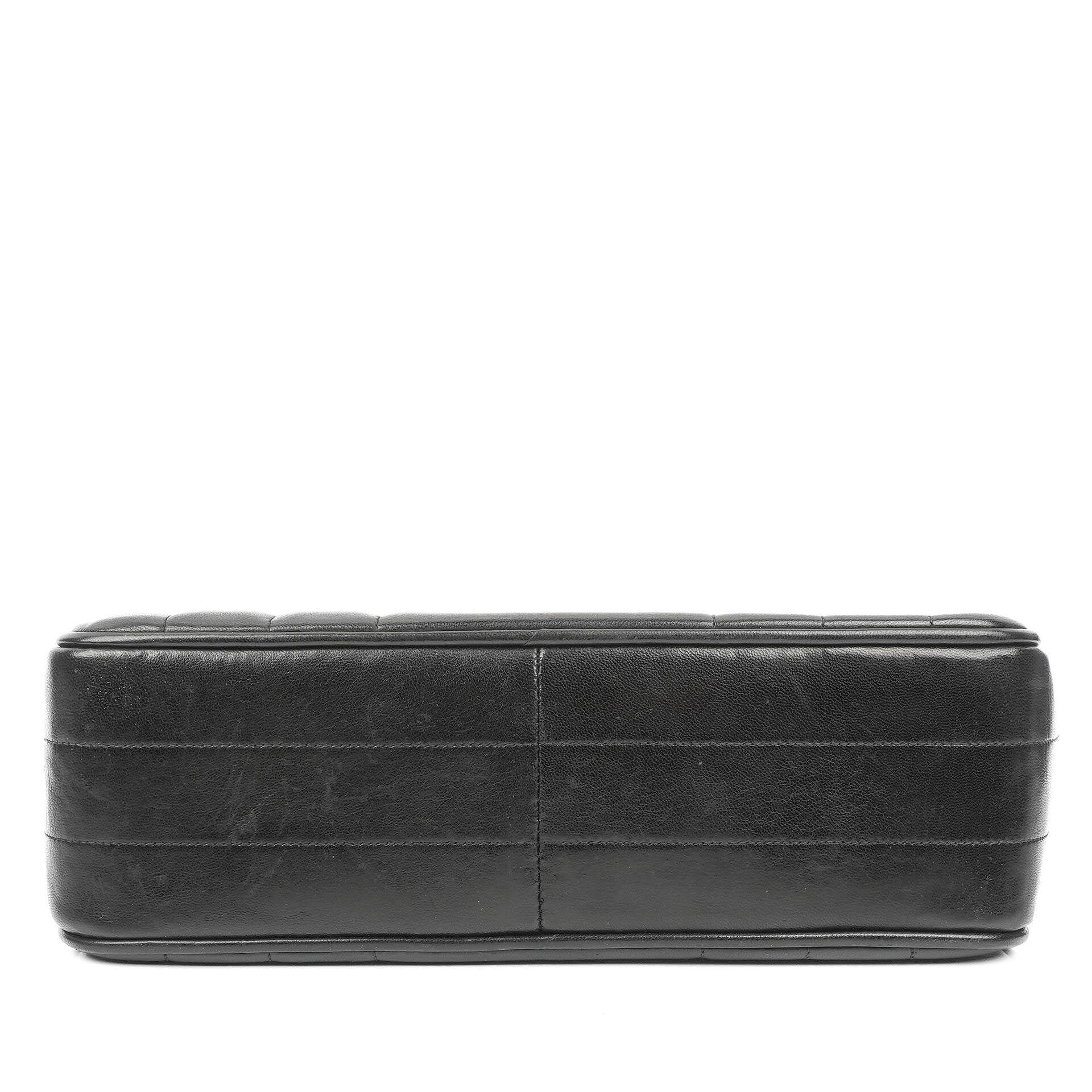 Chanel Kelly Flap Tasche aus schwarzem vertikal gestepptem Lammleder