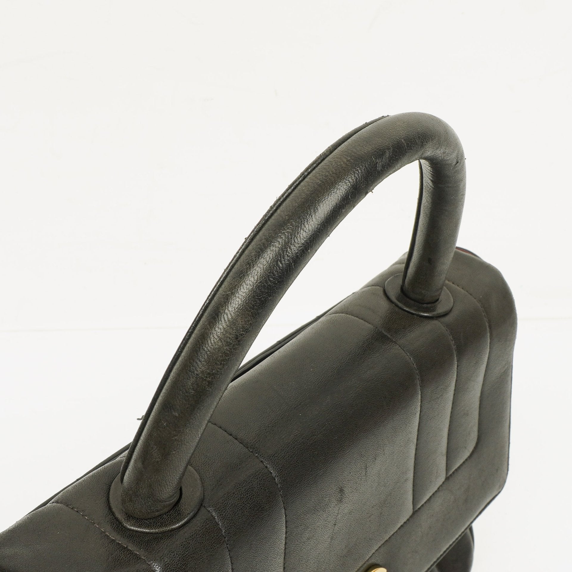 Chanel Kelly Flap Tasche aus schwarzem vertikal gestepptem Lammleder