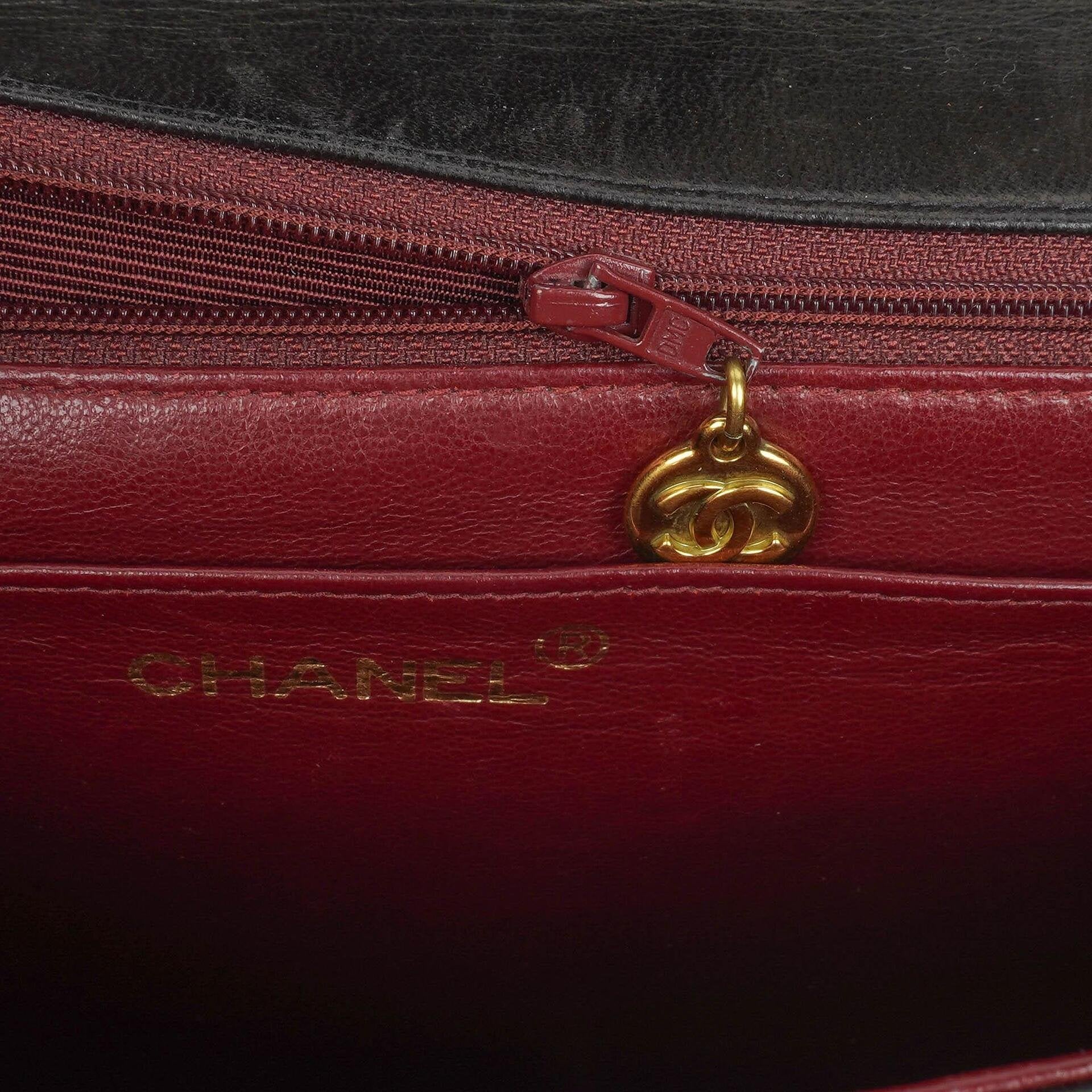 Chanel Kelly Flap Tasche aus schwarzem vertikal gestepptem Lammleder