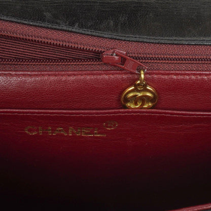 Chanel Kelly Flap Tasche aus schwarzem vertikal gestepptem Lammleder