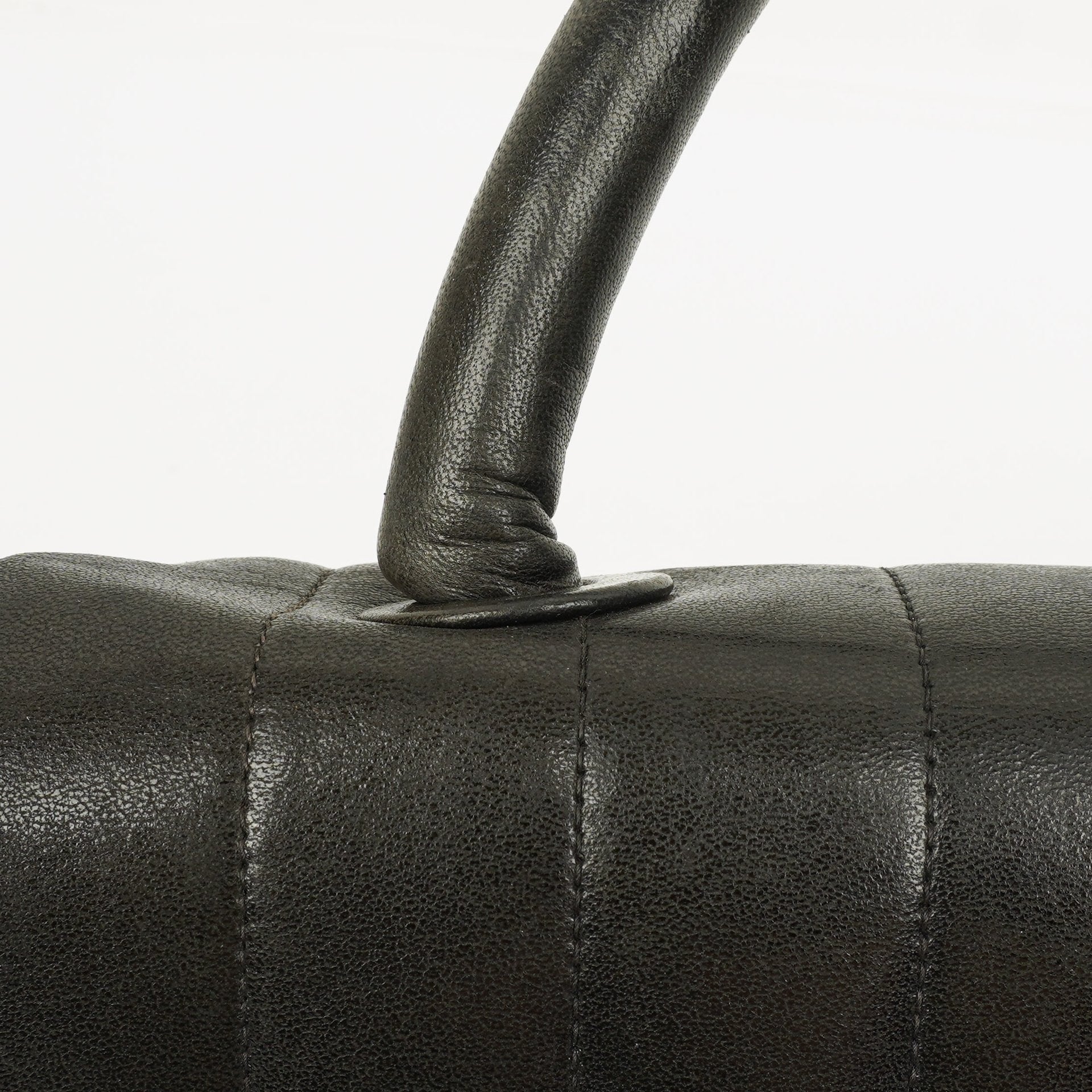 Chanel Kelly Flap Tasche aus schwarzem vertikal gestepptem Lammleder