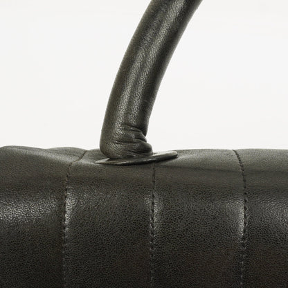 Chanel Kelly Flap Tasche aus schwarzem vertikal gestepptem Lammleder