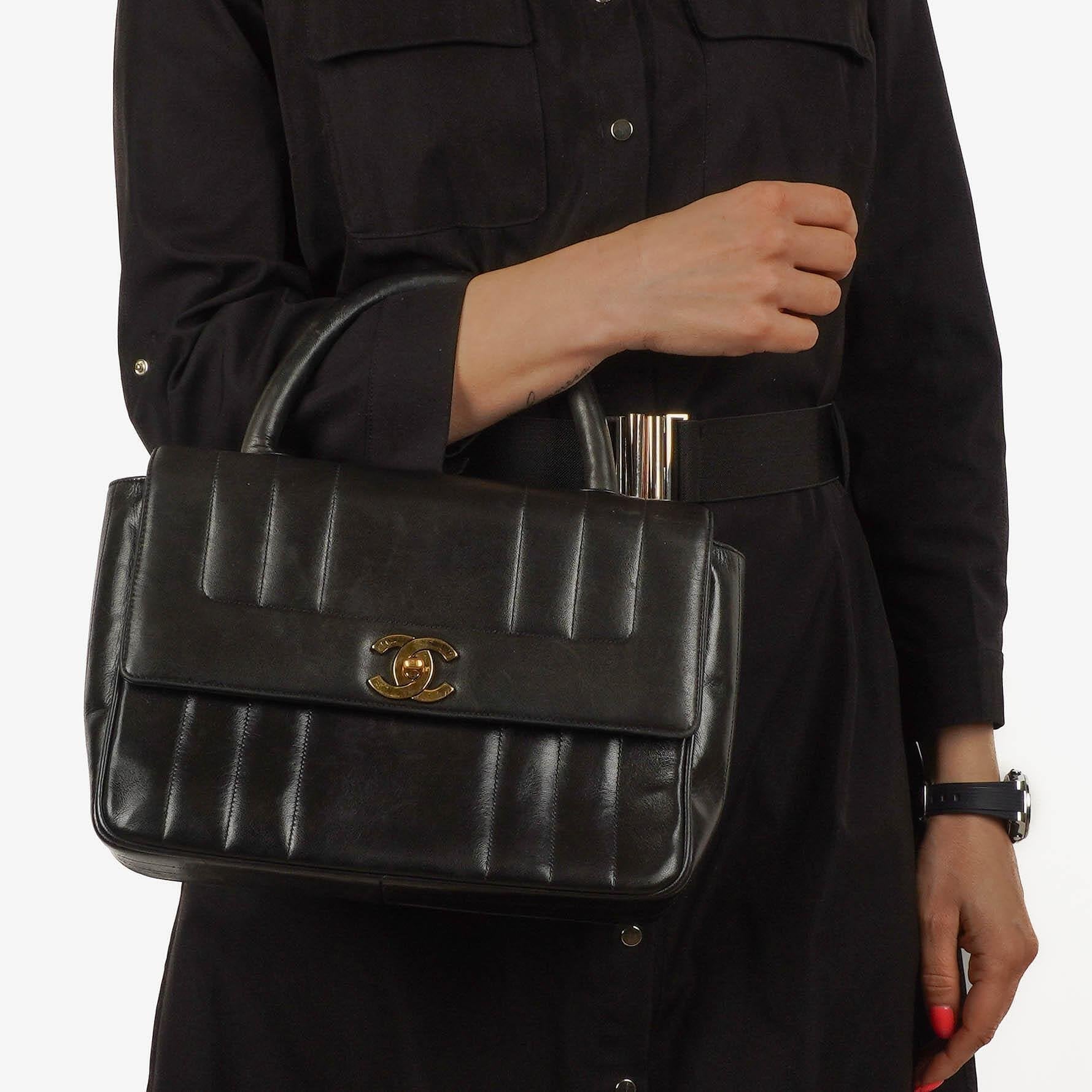 Chanel Kelly Flap Tasche aus schwarzem vertikal gestepptem Lammleder