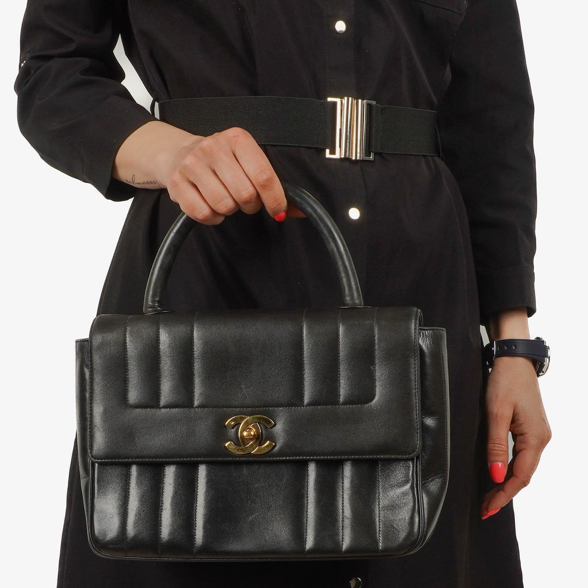 Chanel Kelly Flap Tasche aus schwarzem vertikal gestepptem Lammleder