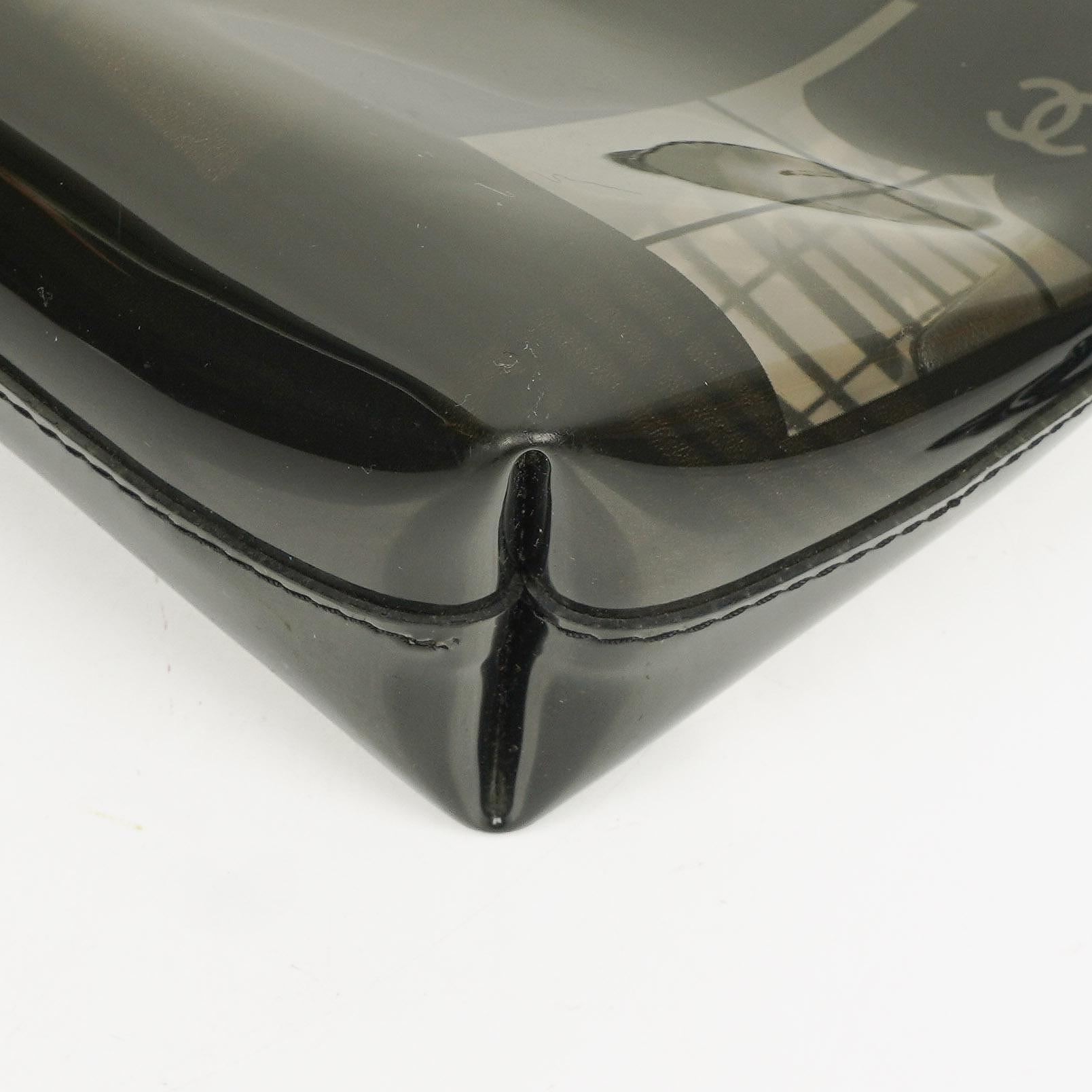 Chanel Schultertasche aus schwarzem Vinyl mit Maison-Fensterdruck, 2003-2004