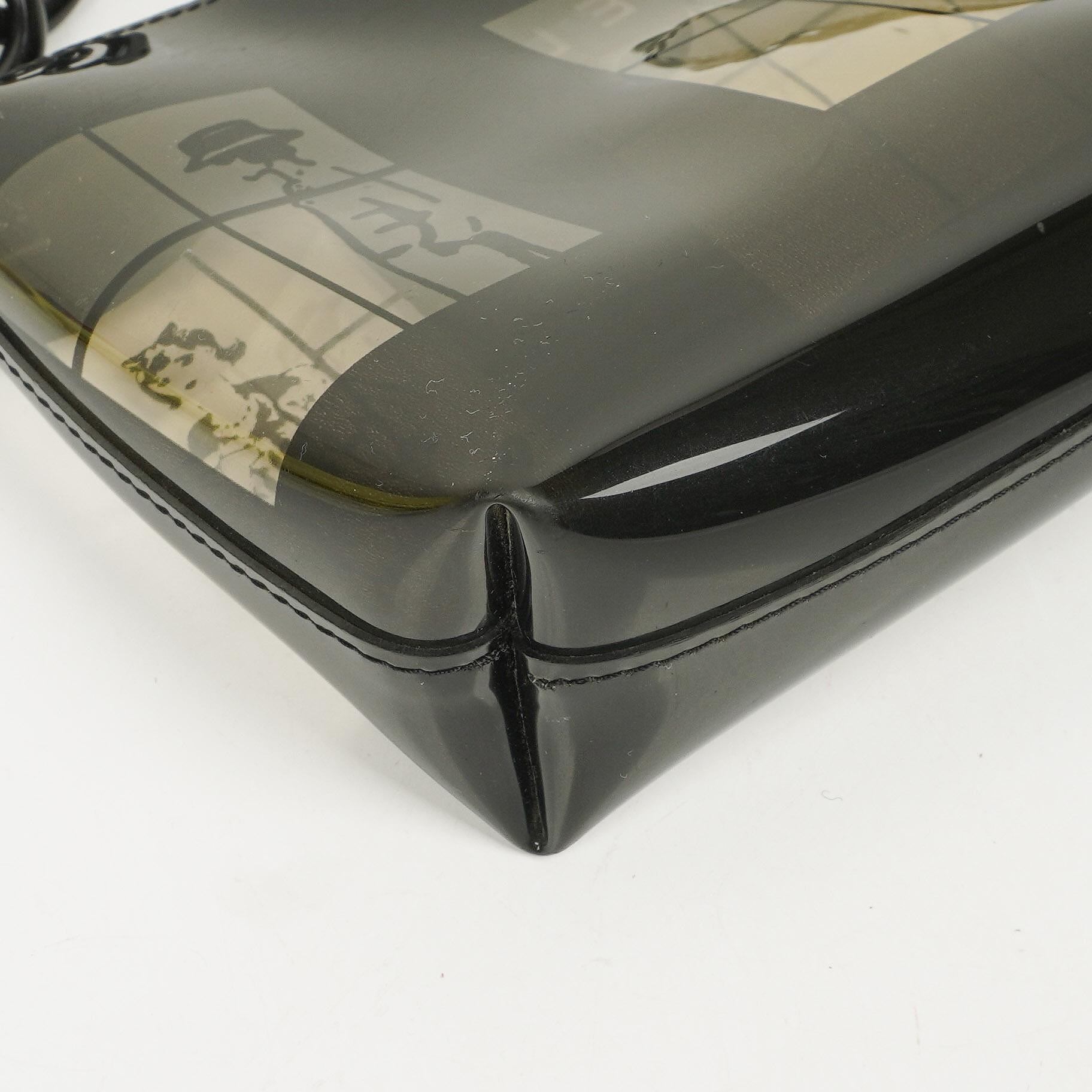 Chanel Schultertasche aus schwarzem Vinyl mit Maison-Fensterdruck, 2003-2004