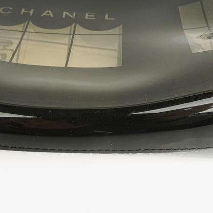 Chanel Schultertasche aus schwarzem Vinyl mit Maison-Fensterdruck, 2003-2004