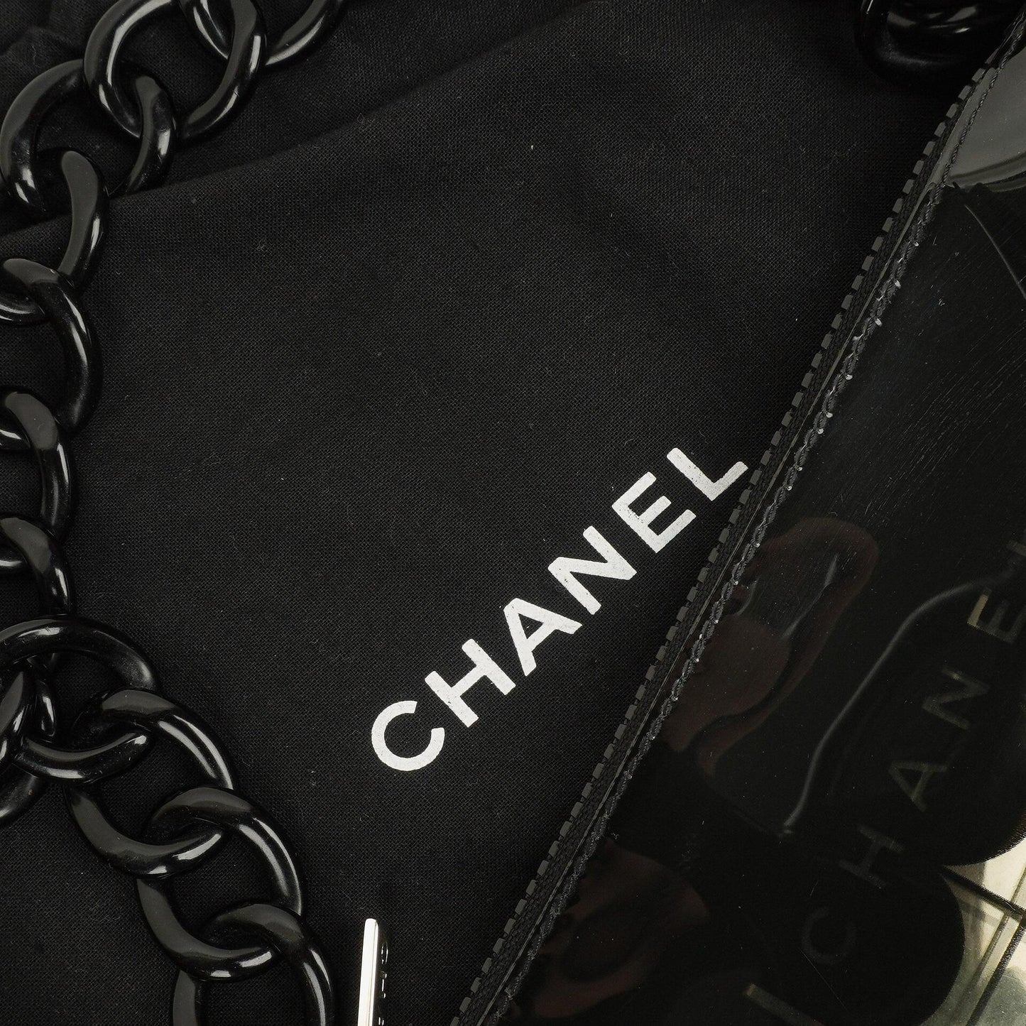Chanel Schultertasche aus schwarzem Vinyl mit Maison-Fensterdruck, 2003-2004