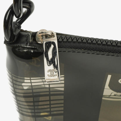 Chanel Schultertasche aus schwarzem Vinyl mit Maison-Fensterdruck, 2003-2004