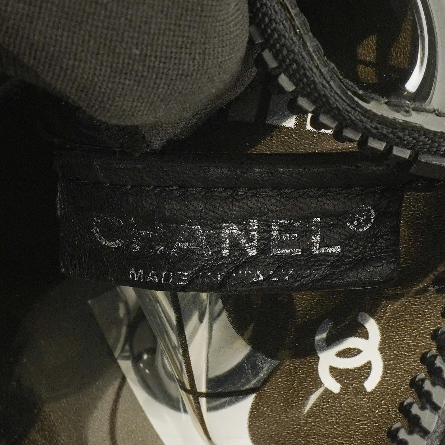 Chanel Schultertasche aus schwarzem Vinyl mit Maison-Fensterdruck, 2003-2004