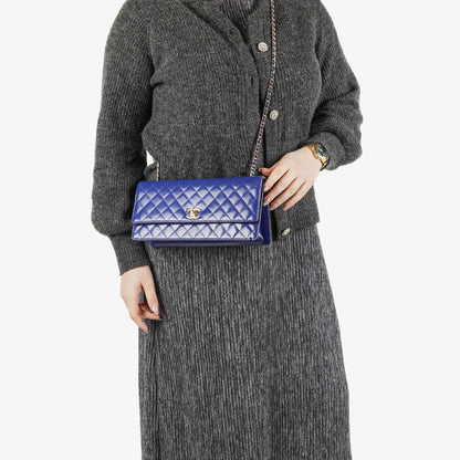 Chanel Blue Steppierte Lackleder Lange Flap-Tasche