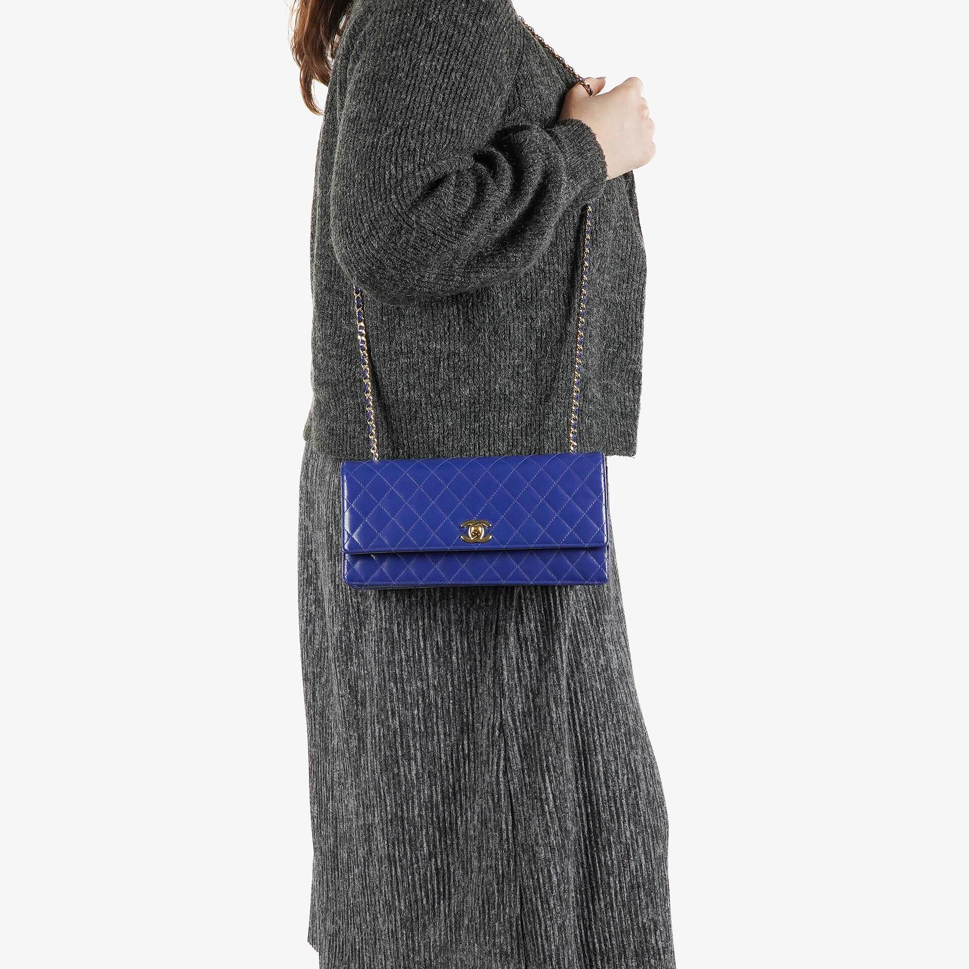 Chanel Blue Steppierte Lackleder Lange Flap-Tasche