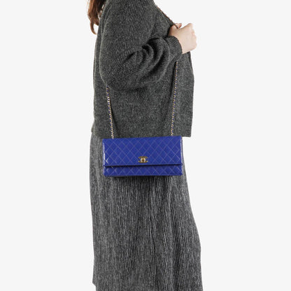 Chanel Blue Steppierte Lackleder Lange Flap-Tasche