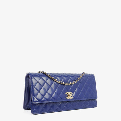 Chanel Blue Steppierte Lackleder Lange Flap-Tasche