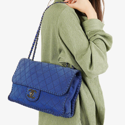Chanel Large Flap Tasche aus blauem gestepptem Wildleder mit Whipstitch