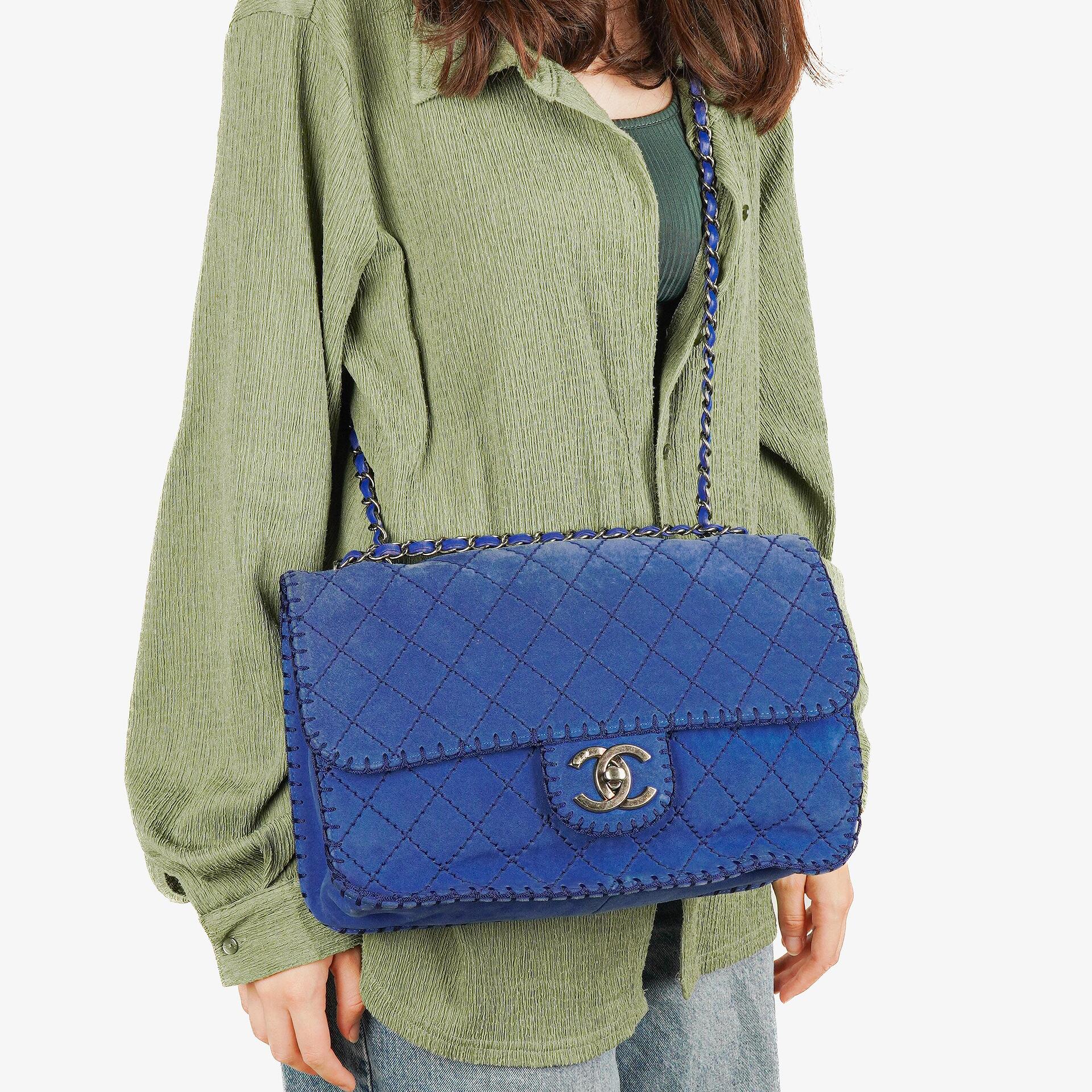 Chanel Large Flap Tasche aus blauem gestepptem Wildleder mit Whipstitch