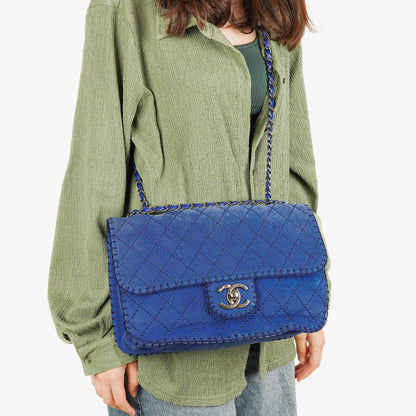 Chanel Large Flap Tasche aus blauem gestepptem Wildleder mit Whipstitch