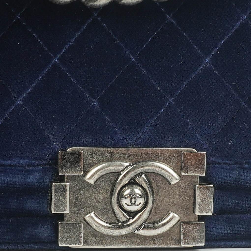 Chanel kleine Boy Flap Tasche aus blauem Samt mit Ruthenium-Hardware
